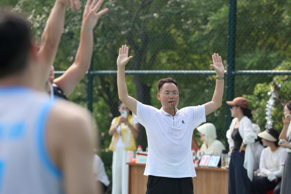 inews, 观众们的热, 地相拥庆祝