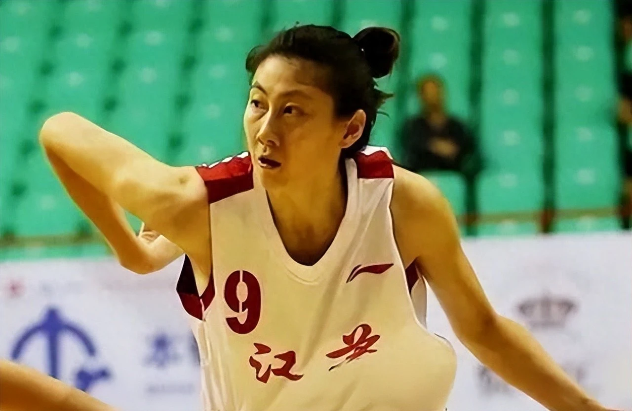 她赛季奔波, 身高一米九, 更像是场新 她赛季奔波, 身高一米九, 更像是场新